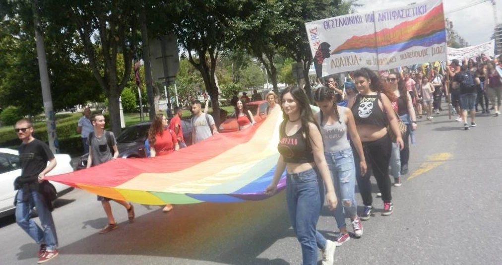 «Eίμαστε όλοι γκει, φτωχοί, Πακιστανοί, εχθροί μας τα μνημόνια και οι νεοναζί»  – Δείτε Βίντεο και εικόνες